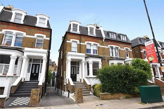 Charming 2-Bedroom Garden Flat in Parsons Green Main Photo