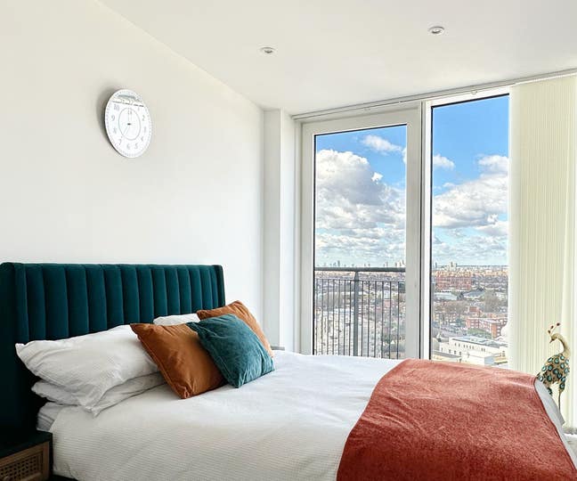 Beautiful double room with city views Main Photo