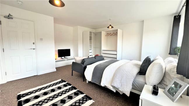 Double En-Suite | Close to M20 | Deposit Free Opt Main Photo