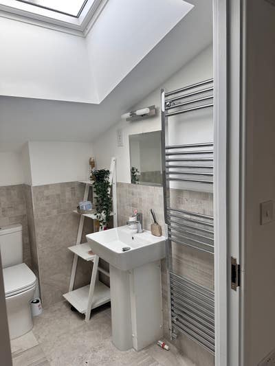 Bright Double Bedroom with private shower room Main Photo