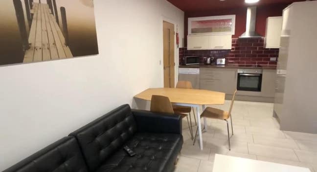 Semi Studio and En-suite Room with private living  Main Photo