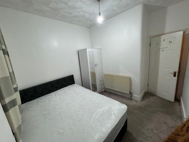 Spacious Rooms to Let - IG3 Area, Near Station Main Photo