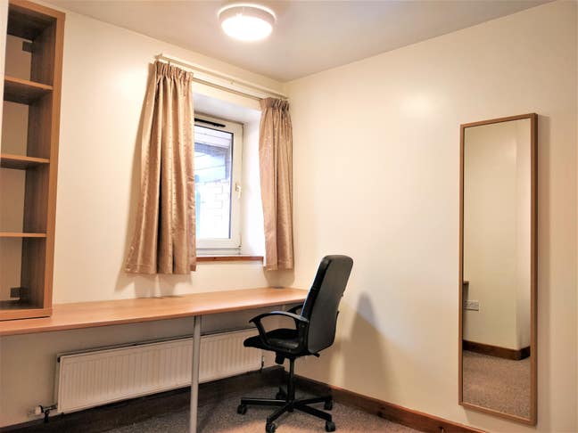Room in Spacious Student Apartment 50m to campus Main Photo