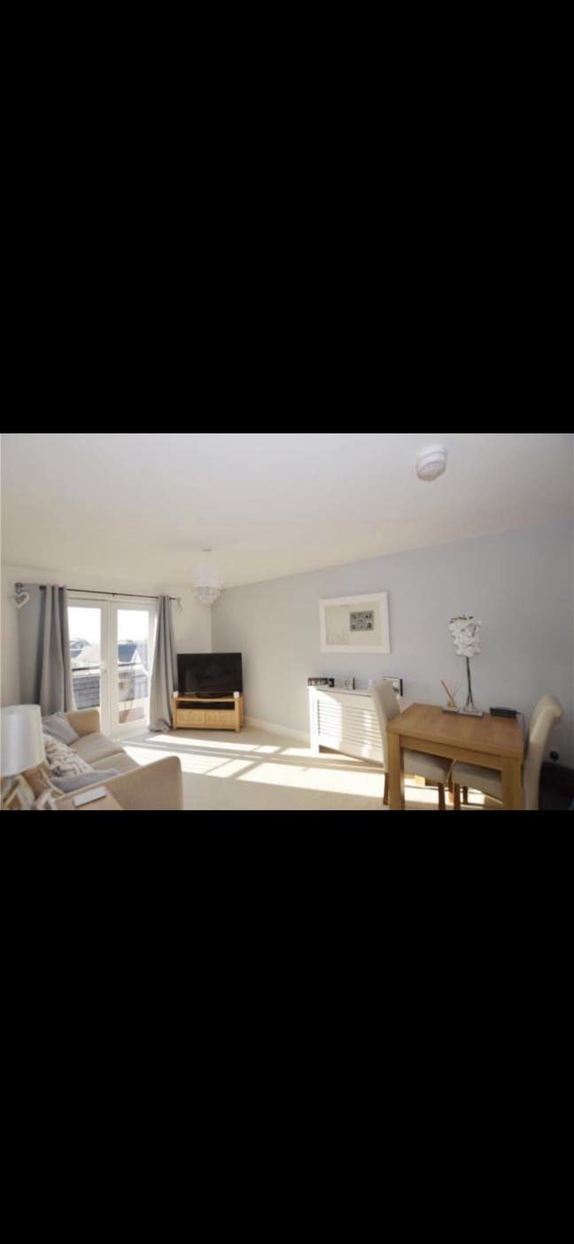 Large double bedroom + En Suite + Parking (Oakley) Main Photo