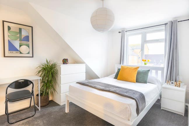 Modern, Clean, Safe, Secure Double en-suite Main Photo