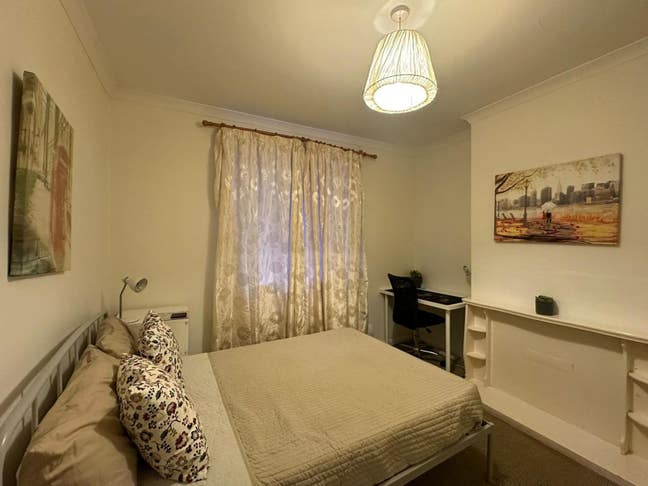 Room for Couples - Near Train and Town Main Photo
