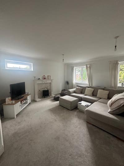2-Bed Flat w/Parking close to Central Maidenhead Main Photo