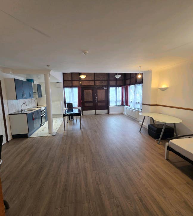 Newly Refurbished studio to let Newbury Park IG2 3 Main Photo