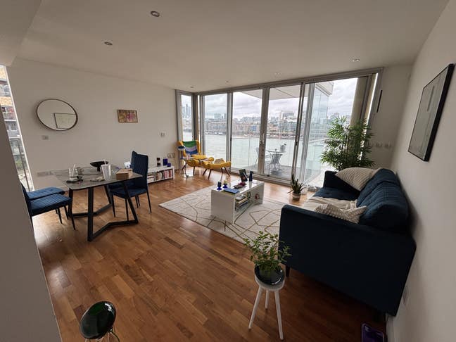 Stunning flat with iconic views of tower bridge  Main Photo