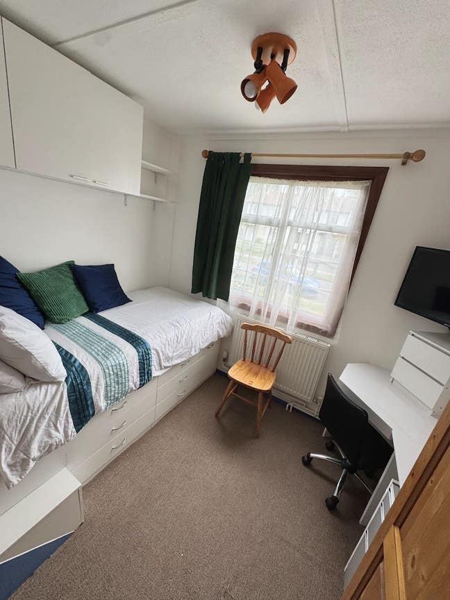 Bright & comfortable single room in peaceful area Main Photo