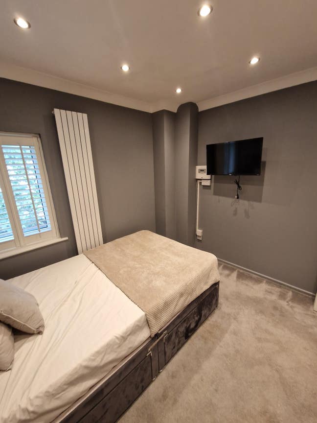 A double room available in Surrey Quays bills incl Main Photo