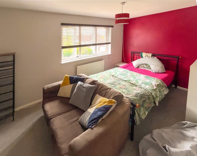 Lovely double room with garden In Maidenbower Main Photo