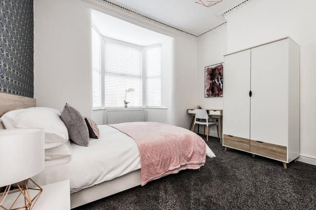 Bright and airy room Main Photo