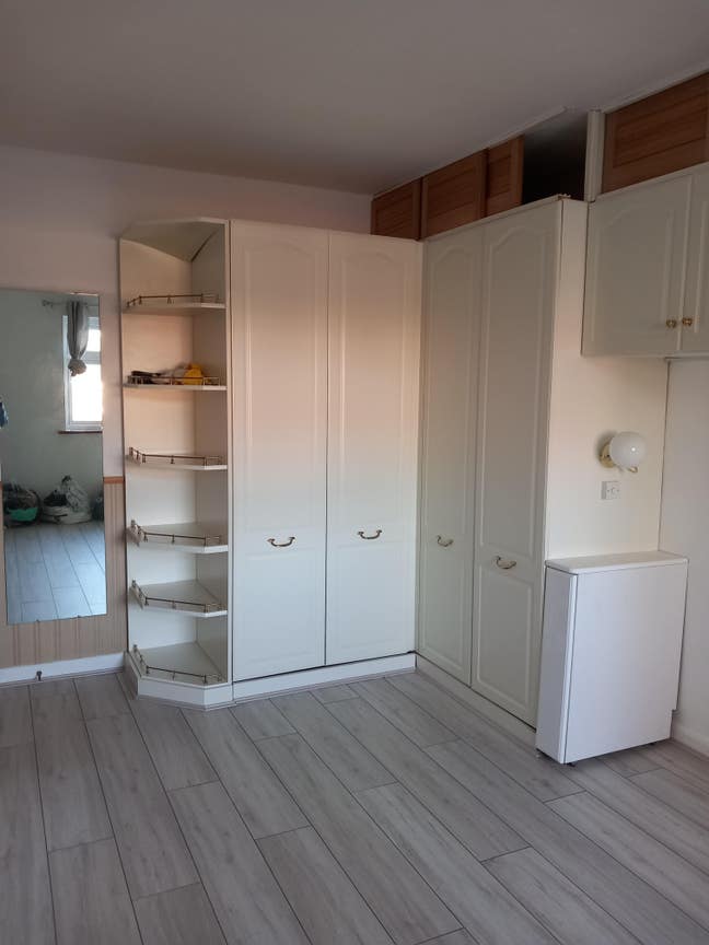 Beautiful king size room for female  Main Photo