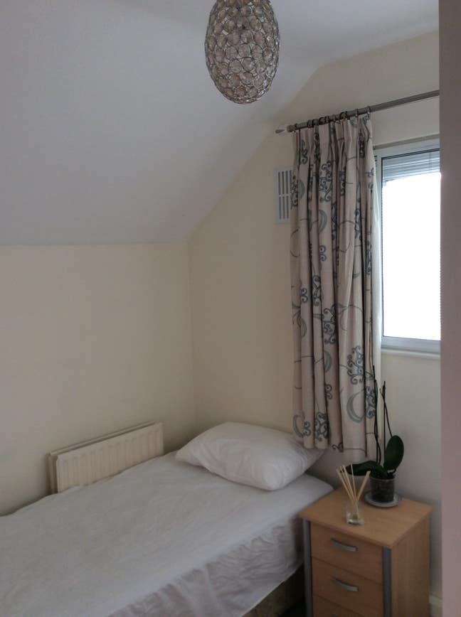 Furnished single room Main Photo