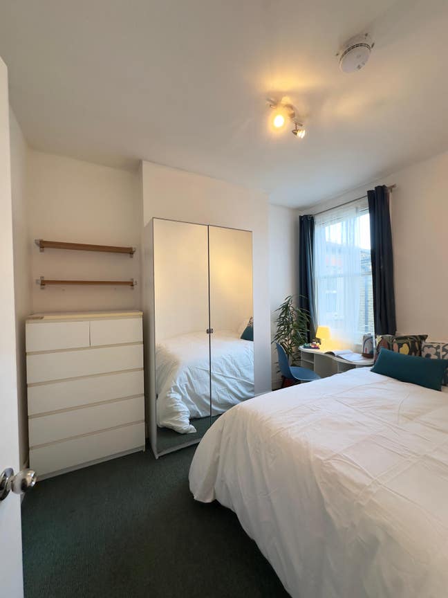  Elegant Double Room | Canada Water Main Photo