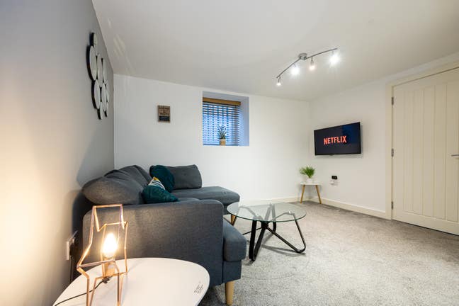 Stylish 2-Bed Flat – Steps from Tram Stop Main Photo