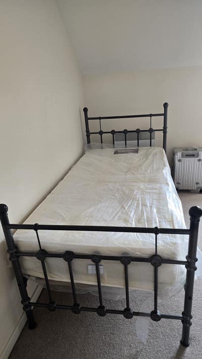 ONE Bedroom opp. Bedford Hospital South Main Photo