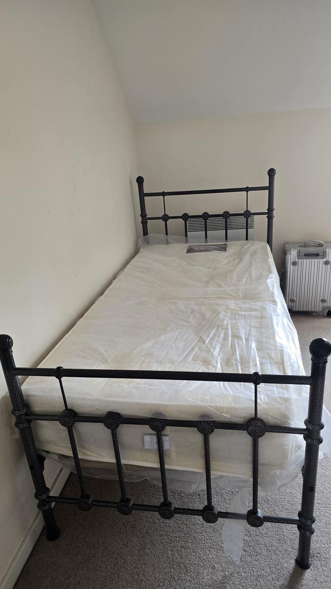 ONE Bedroom opp. Bedford Hospital South Main Photo