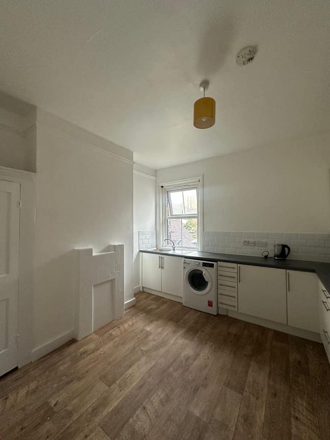 Double Rooms Available in horsham town centre  Main Photo