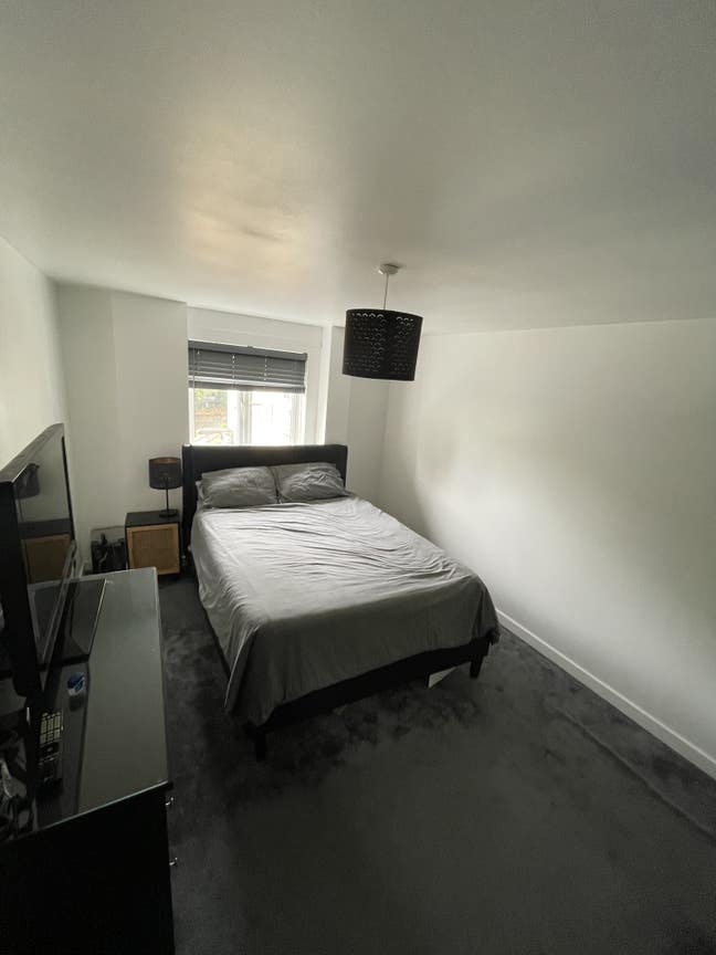 Mon - Fri Only Large Bedroom Main Photo