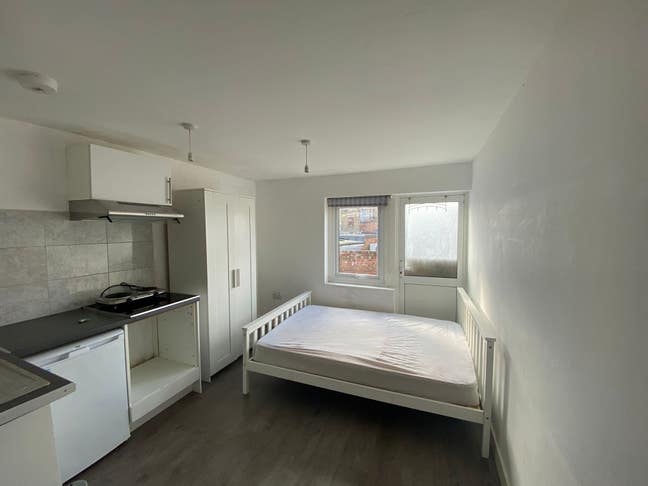 Studio Flat with Private En Suite in Southall Main Photo