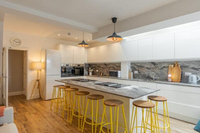 En-suite double room ALL BILLS included  Main Photo