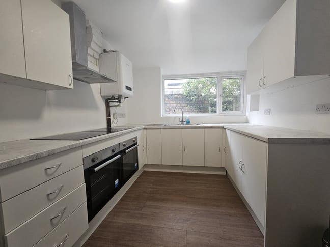 1 Double En Suite Room Available in L17! Main Photo