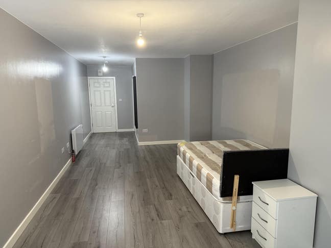Large distinctive town centre registered HMO Main Photo