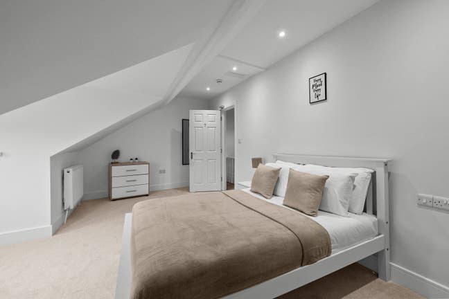 🏡 Freshly Renovated – Alexandra Road🏡 Main Photo