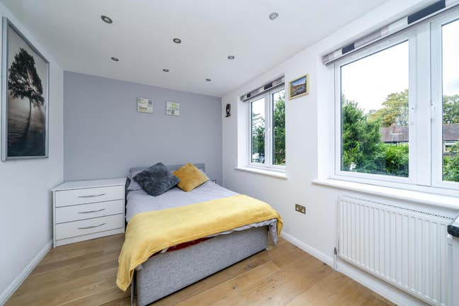 Large ensuite rooms in Staines - Available now! Main Photo