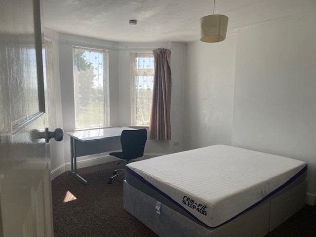 Large Double Room for rent in Family House Main Photo