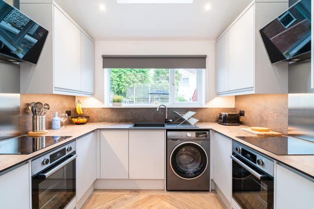 🏡 ✨ Spectacular Ensuite Rooms - Prime BS3 - Quiet Main Photo