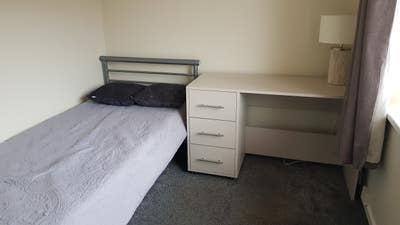 Quiet house near Harlow Town and Hospital  Main Photo