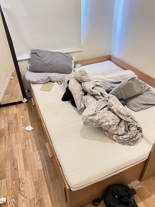 One bedroom in a house  Main Photo