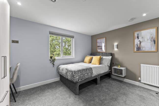 Stunning 6 Bedroom House in Victoria Street - PE2  Main Photo