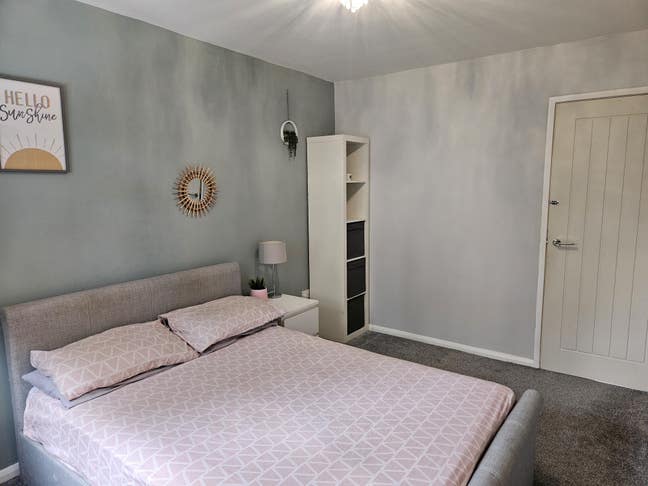 Double room with en suite & walk-in wardrobe Main Photo