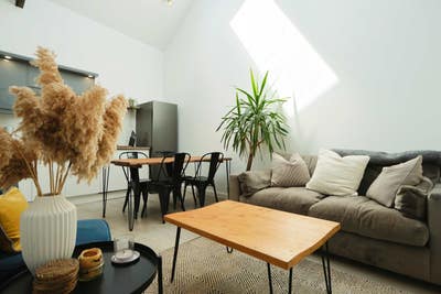 Room in Modern 2 Bedroom Apartment in Southville Main Photo