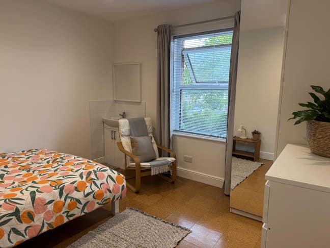 Large room 1 min walk Poole Hospital Main Photo