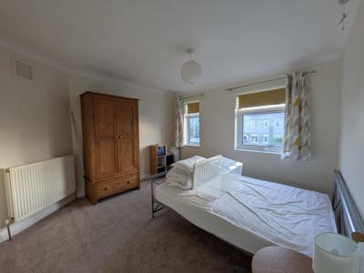 Large double room in saltaire with parking Main Photo