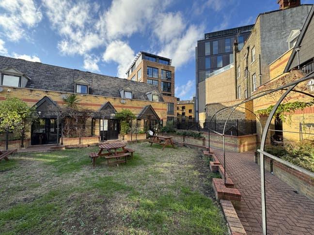 Spacious flat with garden Main Photo