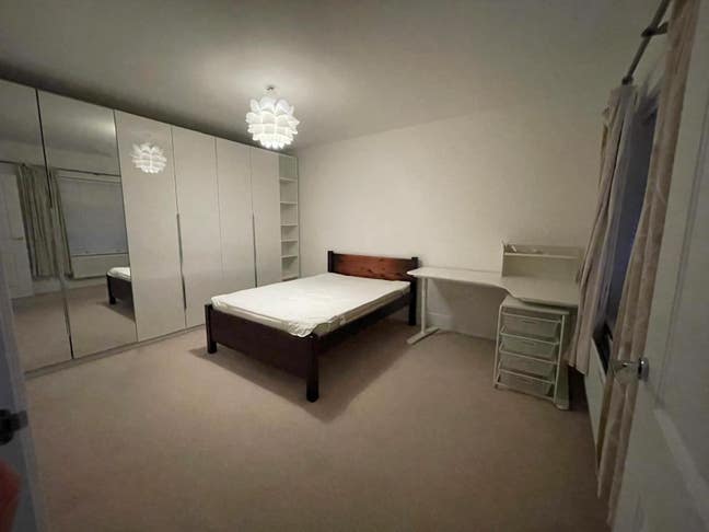 Room with double bed in new build house Main Photo