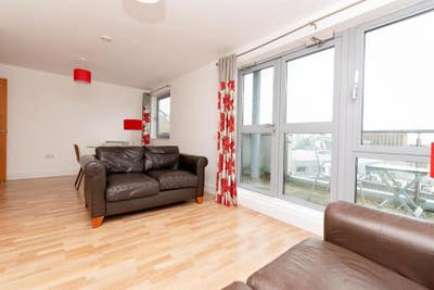 2 bedroom flat Cardiff Centre Main Photo