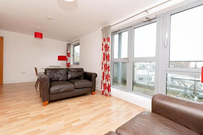 2 bedroom flat Cardiff Centre Main Photo