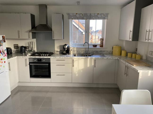 Double room to rent in new 2-bed apartment Main Photo