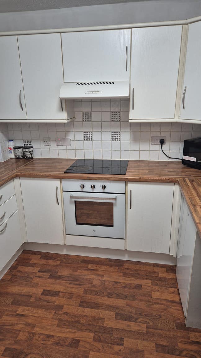 One room available in a 2 bed flat in G3 Main Photo