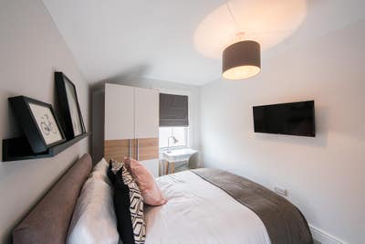 Spacious Ensuite Room Close to Hospital  Main Photo