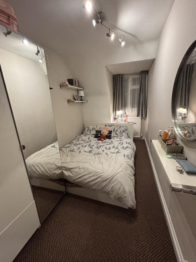 Double Room in a Quiet and Well-Connected Location Main Photo