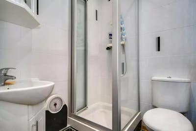 Room available in Windsor drive  Main Photo