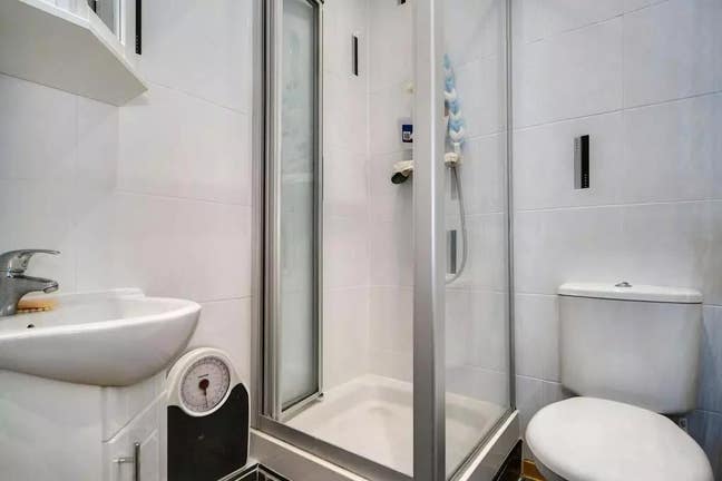 Room available in Windsor drive  Main Photo